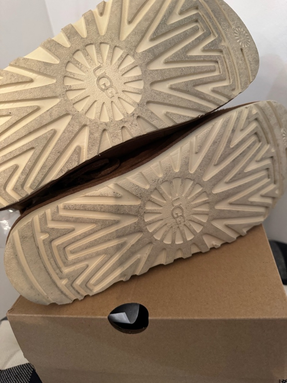 UGG Women’s Goldenstar Clog Chestnut Suede Slip-On - Picture 5 of 8